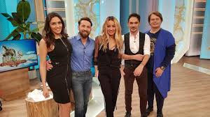 Răzvan simion şi dani oţil, realizatorii matinalului de la antena 1, au vorbit în cadrul unui interviu acordat ziarului „adevărul despre parcursul celor şapte ani de emisie, despre piaţa de divertisment din ţară, despre legătura strânsă a membrilor echipei de la „neaţa, despre dorinţe şi aspiraţii personale. Foto CasÄƒ NouÄƒ Pentru Emisiunile Neatza Cu RÄƒzvan Si Dani È™i Pretenii De La 11