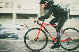 ストックフォト 自転車メッセンジャー 都市の道を自転車で通勤 自転車メッセンジャー 自転車 メッセンジャー