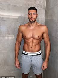In june 2019, he took time off from boxing to star in the fifth series of the dating reality television show love island. Shirtless Tommy Fury Shows Off His Incredible Body Transformation Aktuelle Boulevard Nachrichten Und Fotogalerien Zu Stars Sternchen