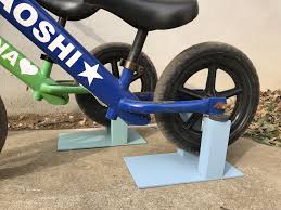 ストライダースタンドを自作してみました 木を切ってつけただけ かなり楽だけど機能性はバッチリです ストライダー ライダー ハンドメイド