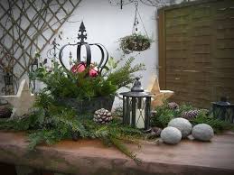 Dieses Jahr Habe Ich Draussen Meinen Gartentisch Mit Meiner Krone Und Einer Roten Weihnachtskugel S Weihnachtsdeko Draussen Weihnachtlich Dekorieren Gartentisch