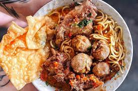 Bakso jumbo isi tetelan dan sambal. 5 Bakso Porsi Besar Dengan Siraman Sambal Yang Dahsyat