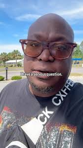 Comment "Paper Bag" to check out these cool planters by @itselijahbanks  🌱💼🌱 and let me know which plants would look good in them cause I'm  getting one #plantsofinstagram #flowerstagram #plantstagram  #plantsmakepeoplehappy |