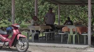 The survivors make some disarming discoveries not only about the aliens but also about themselves. Mawar Murni Episod 3
