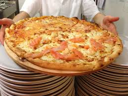 Una volta cotta estrarre dalla teglia aiutandosi con la carta forno e passare la lama di un coltello tra l'impasto e la carta forno questo la renderà un po più croccante. Pizza Al Salmone Silvio Cicchi
