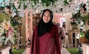 Berikut contoh perpaduan warna baju ungu dan hijab modis modern. 10 Gambar Baju Merah Marun Cocok Dengan Jilbab Warna Apa Jejakpiknik Com