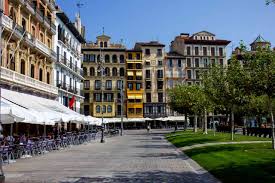 Pamplona, capital de navarra, es con diferencia la ciudad más grande y más destacable de la provincia. Plaza Del Castillo Pamplona Spain Govisity Com