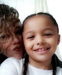 Amanda Yuhas's Instagram, Twitter & Facebook