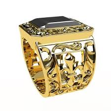 Grosse Chevaliere Pour Homme Or Diamants Chevaliere Homme Bague Homme Bague Un modèle d'un poids de 4,30g est rehaussé d'un diamant de 0,01 carat. chevaliere homme bague homme
