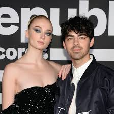 • the jonas brother and game of thrones star announced their engagement in 2017. Sophie Turner Joe Jonas So Suss War Ihr Kennenlernen Bravo