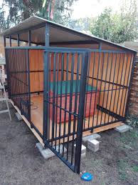 Unser Hundezwinger Besteht Aus Dach Holzboden Wand Einer Geschlossenen Seite Verriegelbarer Tur Und Drehbarer Futterschale Outdoor Structures Outdoor Shed