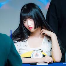 A traditional hairstyle, where the female has a long hair, blunt bangs and sidelocks that are cut straight or cut at the end. Leave The Hime Cuts To Momo Allkpop Forums