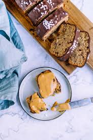Haselnuss Bananenbrot Mit Schokoladenglasur Vegan Klara S Life Recipe In 2020 Baked Banana Baking Tins Melting Chocolate