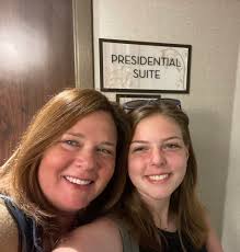 Evelyn Squires's Instagram, Twitter & Facebook