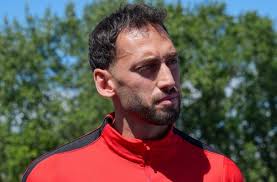 Hakan Çalhanoğlu müjdeyi verdi: Dümende kim olacak?