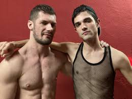 Nando espera a cuatro patas en jockey la gran polla de Vlad CASTLE video  porno gay en Crunchboy