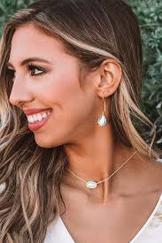 Kendra Scott Elisa Gold Short Pendant Necklace In Aqua Illusion