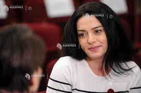 Universul actorului tony se invarte in jurul teatrului, a fobiei sale pentru cutremure si a sotiei sale geloase pestem masura si depresiva pe deasupra. Iasi Lansare Film 6 9 Pe Scara Richter Agerpres ActualizeazÄ Lumea