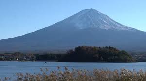El monte fuji es la montaña más alta de japón, con más de 3700 metros de altitud, y símbolo representativo del país. Shutterstock