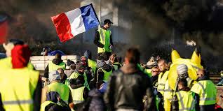De nouvelles manifestations ont eu lieu le 8 décembre, au cours. Les Gilets Jaunes Sont Une Epee De Damocles Pour Le Gouvernement Le Point