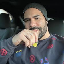 What does everyone due with their duplicate common and uncommon cards?