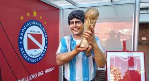 Debutó en primera división con la camiseta de argentinos juniors. La Estatua Y La Cara En El Cesped El Homenaje De Argentinos A Maradona Futbol La Voz Del Interior