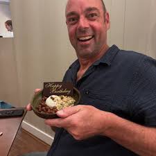 Yes, it's photos of wedding photos, again. This time we celebrated 20 years  💛 Can't tag Kris bc he took himself off IG, but he'll see it