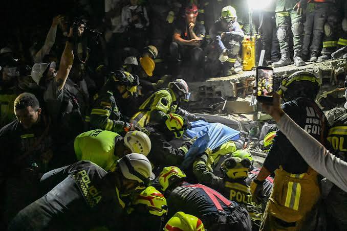 Opérations de secours et décombres suite à un séisme majeur