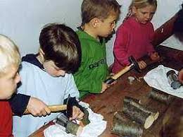 Gerade jüngere kinder brauchen nichts dringender ein gefühl von nähe und geborgenheit durch eltern und nahen bezugspersonen um zu selbstsicheren und mutigen jungen menschen. Bastelideen Basteln Workshops Mit Kindern Basteln