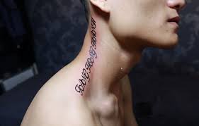 Hình xăm chữ ý nghĩa ở cổ tay. Hinh XÄƒm Chá»¯ á»Ÿ Cá»• Ä'áº¹p Cho Nam Ná»¯ Tattoo Chá»¯ Cute