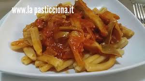 Bastano pochi e semplici ingredienti per esaltare tutto il gusto della nostra pasta: Caserecce Con Carciofi E Salsiccia La Pasticciona