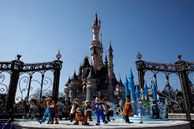 I don't think any star wars characters are in any parades yet but there is always a chance of spotting one in the park. Disneyland Parijs Opent In 2021 Drie Nieuwe Gebieden Marvel Star Wars En Frozen Gewoonvoorhem
