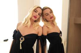 Loving margot robbie is an unofficial website. Margot Robbie Zeigt Sich Bei Den Oscars 2020 In Einer Hommage An Claudia Schiffer In Den 90ern Vogue Germany