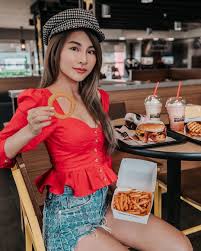 Thus the western bacon cheeseburger sloppy joe was born. Carl S Jr Western Fries And Triple Western Bacon Cheeseburger Fashion Blogger Outfit Fashion Top Fashion Bloggers