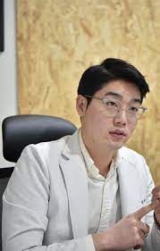 심지어 터줏대감이었던 나이많은 장모치와와 두마리는 구석 울타리에 갖힌채 거의 방치수준. ì„¤ì±„í˜„ ë¶€ì¸ ì•„ë‚´ ë‚˜ì´ ê²°í˜¼ ìˆ˜ì˜ì‚¬ ê°€ì¡± í•™ë ¥ ëŒ€í•™