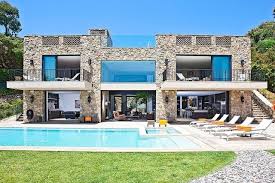 Modernes Haus Im Landhaus Look Pool Mit Sonnendeck Kinderspielbecken Malibu Strandhaus Architektur Moderne Burg