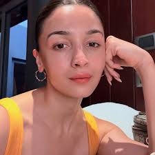 Alia Bhatt's Joyful Thailand Getaway: Candid Moments with Raha and Shaheen  ♥ ♥