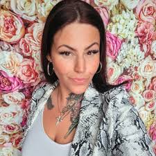 Hi, Can anyone recommend a Gardner who could come and weed our back garden  every few weeks and spray strong weed killer? We are also looking for  someone to dig up and