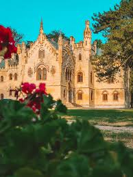 Asezat pe o veche mosie boiereasca, in acest castel vei descoperi relaxarea așezat pe o veche moșie boierească, castelul de la miclăușeni se află situat la 65 de km distanta fata de iași, pe partea stângă a drumului național. File Castelul Surdza Cunoscut Ca Fiind Si Castelul De La Miclauseni Jpg Wikimedia Commons