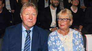 Er angelt in der eder. Trainer Der Frauennationalmannschaft Im Interview Horst Hrubesch Sonst Hatte Meine Frau Sich Scheiden Lassen