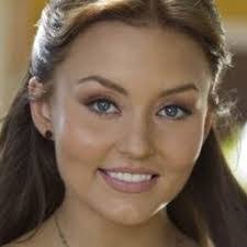 Eliza Castanon's Instagram, Twitter & Facebook