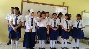 Lagu perpisahan sd paling menyentuh hati dan bikin baper ini berjudul selamat tinggal guru dan kawanku.lirik:selamat tinggal guru dan kawankuenam tahun wak. Lagu Perpisahan Smp N 2 Siberut Barat Kep Mentawai Youtube
