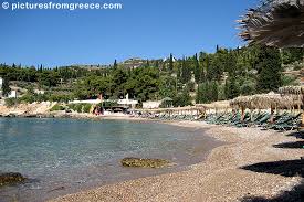 Η παραλία είναι πολύ καλά οργανωμένη με ξαπλώστρες, ομπρέλες, εγκαταστάσεις για θαλάσσια σπορ αλλά και μαγαζιά για φαγητό και ποτό. Agia Marina Beach In Spetses