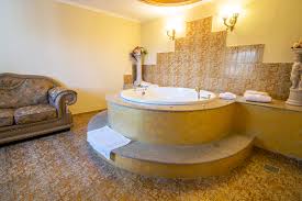 Da 220 € (a camera a notte). Spa Suite Hotel Restaurant La Castel Iasi