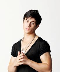 Don't ask me why he picked it. 18 David Henrie Justin Russo Ideas David Henrie David Guys