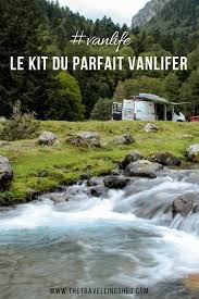 Vanlife Le Kit Du Parfait Vanlifer Avec Nos 5 Indispensables Vacances En Van Astuces Camping Car Vie En Van