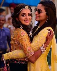 Pin By Mohini Chavan On Goggles In 2020 Mehendi Outfits Indian Designer Outfits Bridesmaid Photoshoot