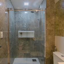 Um Porcelanato Marmorizado No Banheiro Sempre Traz A Beleza Classica Para O Espaco Nos Adoramos O Proje Porcelanato Banheiro Porcelanato Marmorizado Banheiro