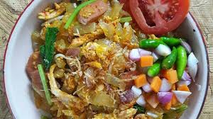 Lokasinya berada di pinggir rel kereta, sehingga saat ada kereta lewat, kamu bisa merasakan sensasi bergetar yang cukup kuat. Resep Kwetiau Goreng Hidangan Sederhana Dari Mie Khas Tionghoa Enak Banget Halaman All Tribunstyle Com