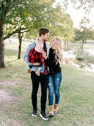 How To Make The Best Family Christmas Photos Family Christmas Pictures Outfits Family Photo Outfits Winter Fall Family Photo Outfits